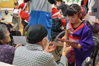 プレゼントを渡す園児