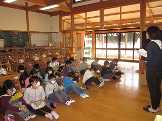 話を聞く子どもたち