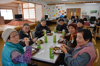 一緒に食事をとる参加者