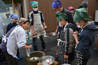 餅つきの指導をいただく