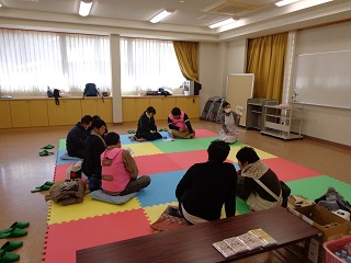 話を聞く参加者