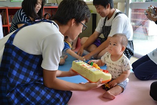 赤ちゃんとふれあい