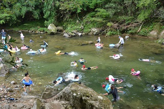 川遊び