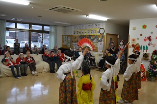 踊りを披露